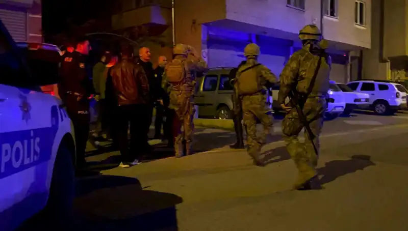 Balkonundan Tüfekle Ateş Eden Zanlı, Polisin Gelmesiyle Kendini Kilitledi