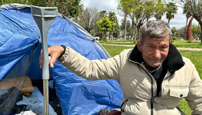Kaza Geçiren Adamın Dramı: Parkta Çadırda Yaşam Mücadelesi