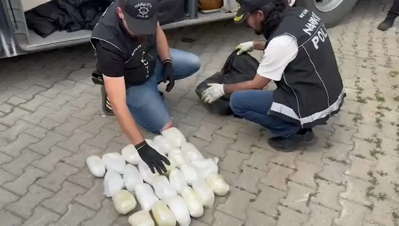 Yolcunun Valizinde Şok Edici 13 Kilo Metamfetamin Bulundu!