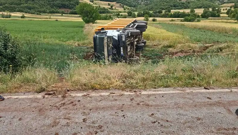 Tokat'ta Devrilen Kamyonun Şoförü Hayatını Kaybetti: Feci Kaza Ayrıntıları