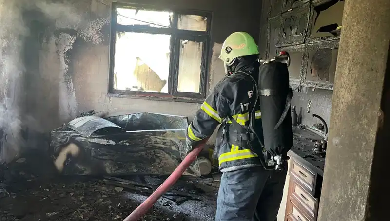 Mutfakta Yangın Dehşeti: Eşyalar Kül Oldu, Ev Çöktü