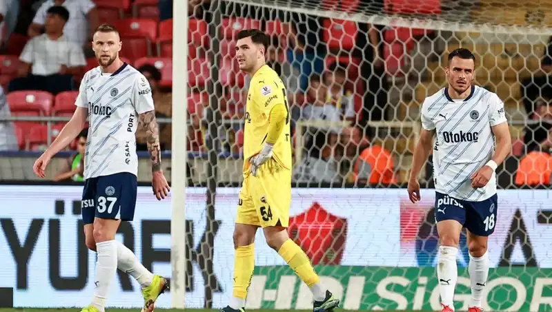 Fenerbahçe'nin Dramı: Darmadağın Oynayan Takım ve Gelecek Endişeleri
