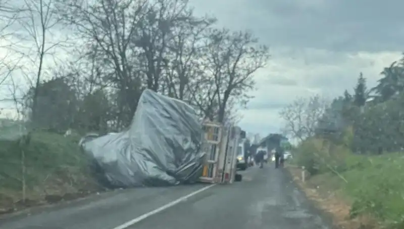 Tekirdağ'da Saman Yüklü TIR Devrildi: Yolda Korkutan Kaza