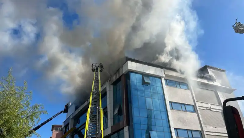 Esenyurt'taki Tekstil Atölyesinde Çıkan Yangın, Yüzlerce İnsanı Etkiledi
