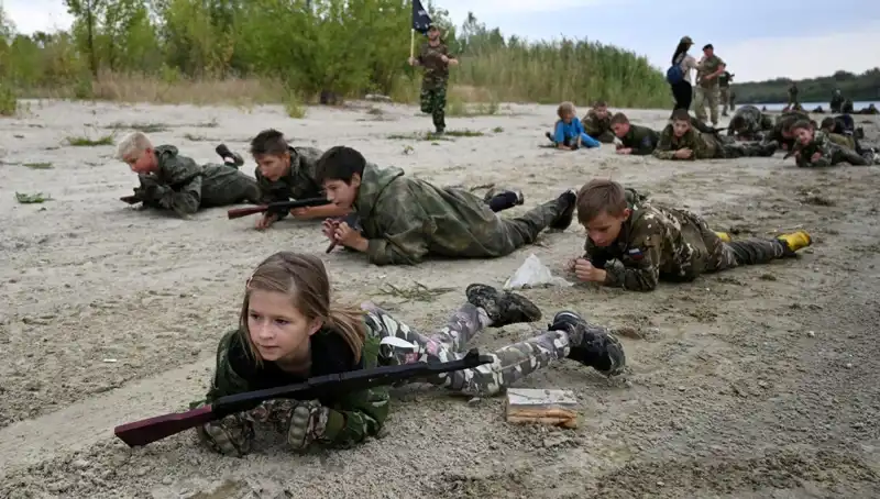 Rusya'da 8 Yaşındaki Çocukların Askeri Kampı: Gerçekler ve Savaşın Gölgeleri