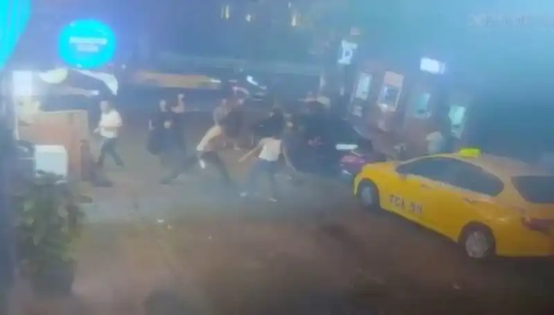 Beyoğlu'nda Laf Atma Kavgası: Sokaklarda Kan Aktı!