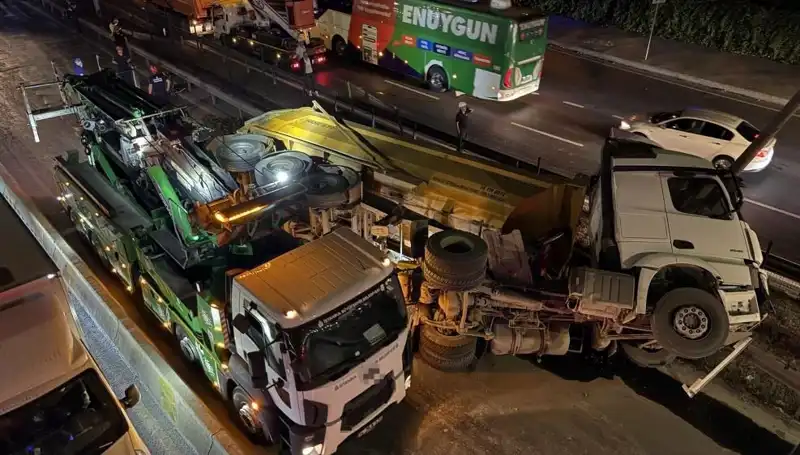 Moloz Yüklü Hafriyat Kamyonu Devrildi: Kazada Neler Yaşandı?