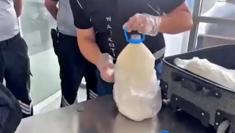 Havalimanında Süt Şişesi İçinde Uyuşturucu Yakalandı: 12 Kilo 800 Gram