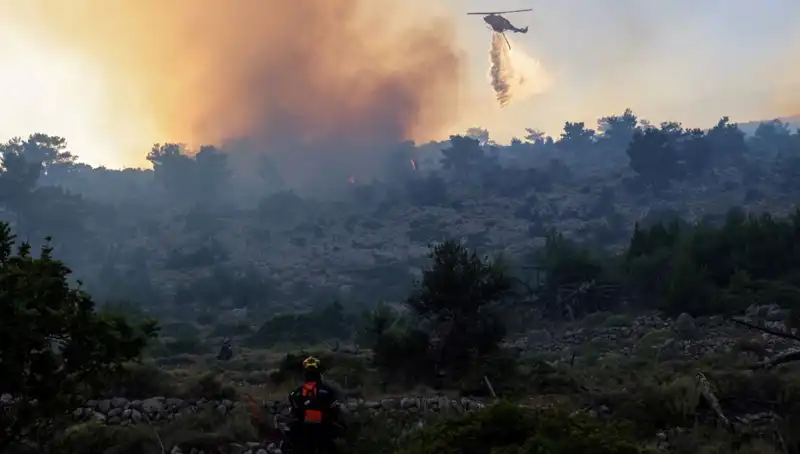 Eğriboz Adası’nda Şiddetli Orman Yangını: İki Köy Tahliye Edildi!