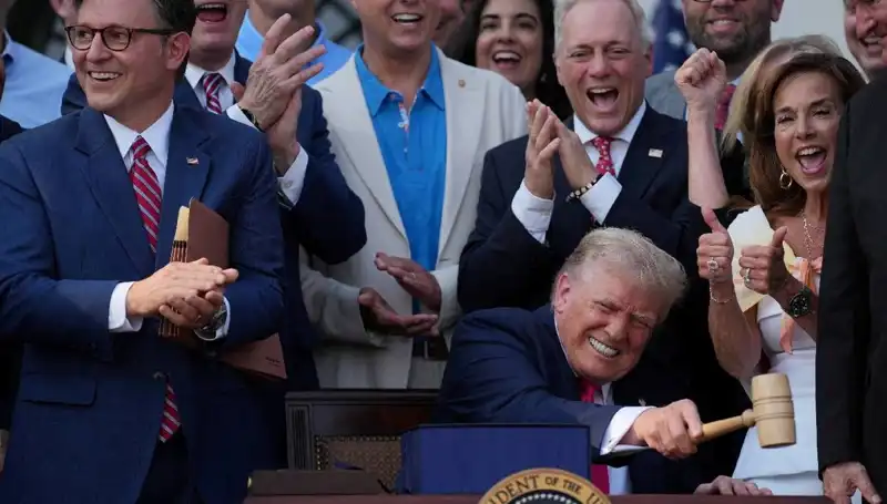 Trump, Ekonomiyi Şekillendirecek "Büyük, Güzel Yasa Tasarısı"nı İmzaladı