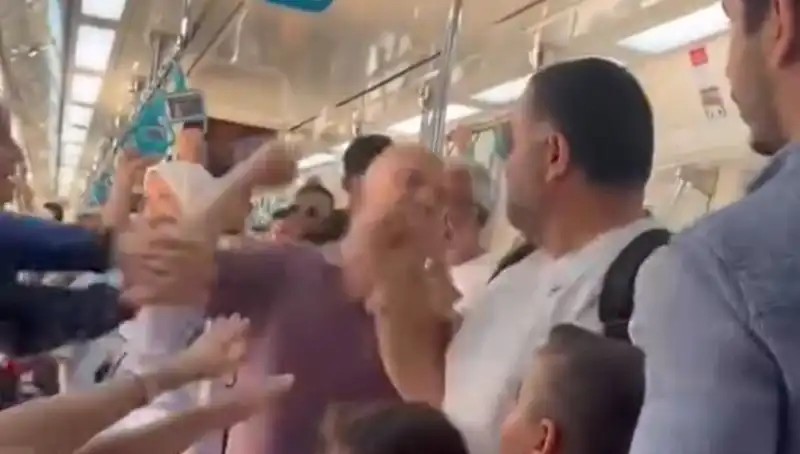 Marmaray'da Yumurta Kavgası: Yolcular Arasında Sıcak Anlar Yaşandı