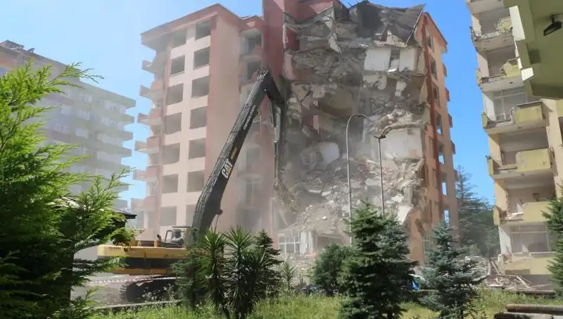 Dalgaların Gücü: İki Bina Yıkılıyor, Deprem Gerçeği Gündemde