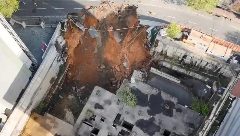 Sarıyer'de Büyük Tehlike: Cadde Çökünce Trafik Kilitlendi