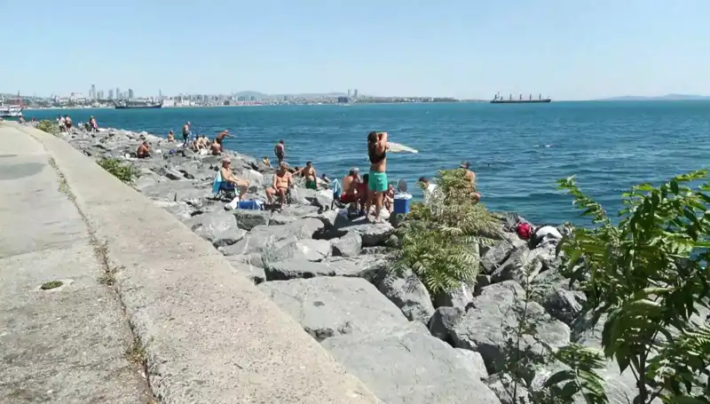İstanbullular, Güneşin Yüzünü Gösterdiği Anlarda Sahillere Akın Etti
