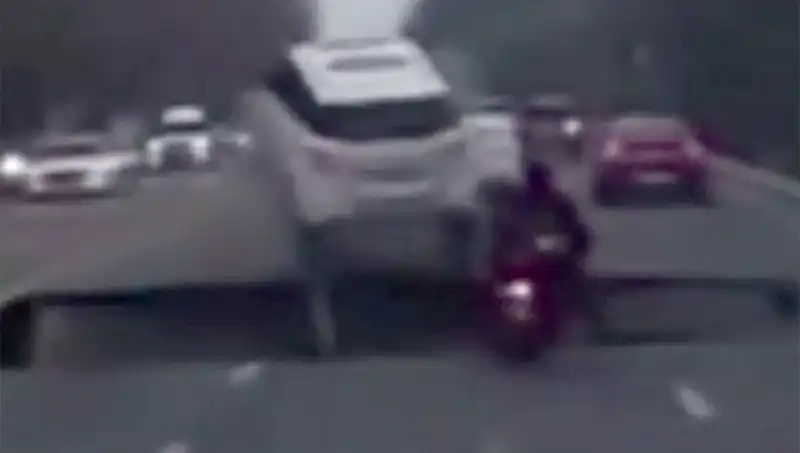 Güney Kore Otoyolunda Dev Çukur: Motosiklet Kazası Neden Oldu?