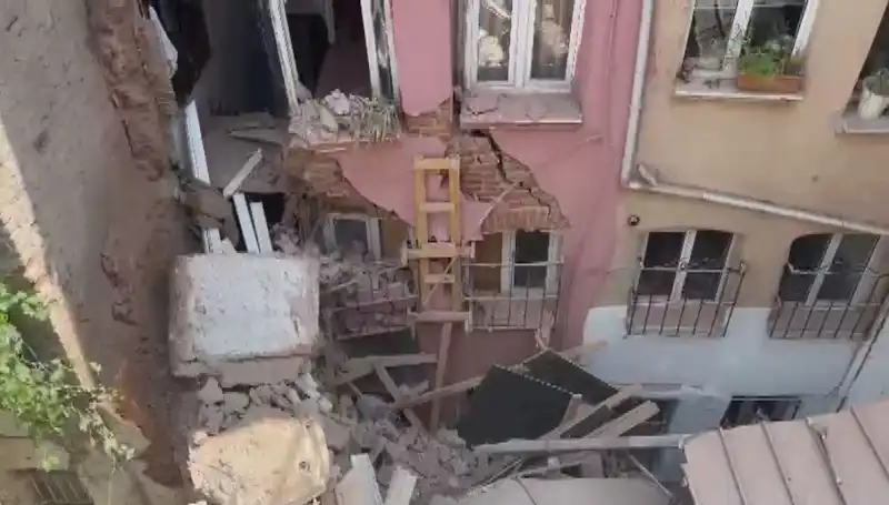 İstanbul'da Üç Katlı Binanın Balkonu Çöktü: O Anlar Kamerada