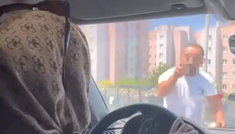 Trafikte Dehşet Anları: Önünü Kesen Sürücünün Camına Yumruk Attı