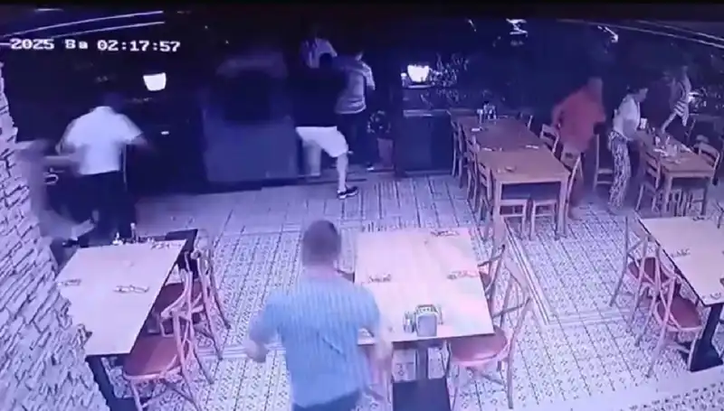 Deprem Anı Güvenlik Kamerasına Yansıdı: O Anlar Şaşkına Çeviriyor