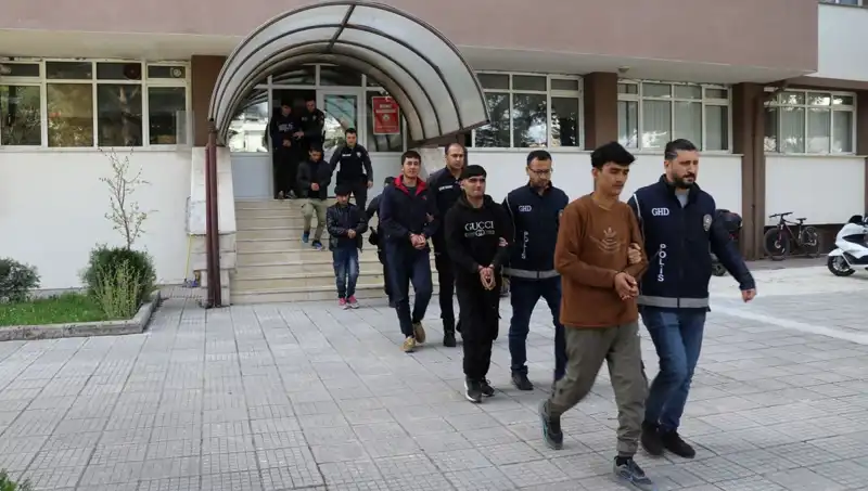 Düzensiz Göçmen Yakalama Operasyonu: İki İlde 21 Kişi Ele Geçirildi