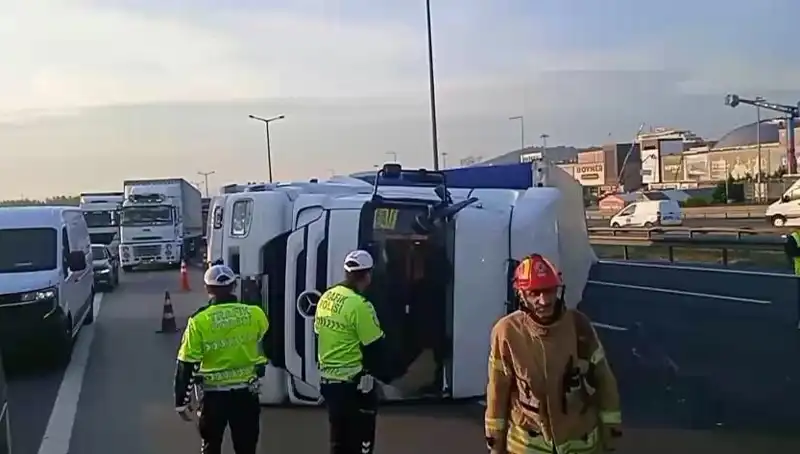 Pendik TEM Otoyolu'nda TIR Devrildi: İstanbul Yolu Trafiği Felç Oldu