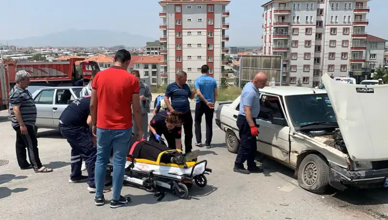 Kavşakta Meydana Gelen Kaza: İki Kişi Yaralandı, Detaylar Şok Edici