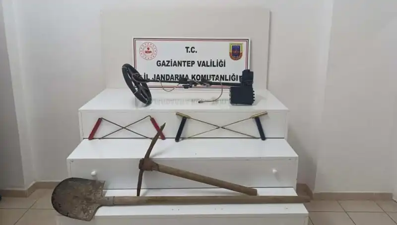 Defineciler Suçüstü Yakalandı: İki Şahıs Gözaltına Alındı!