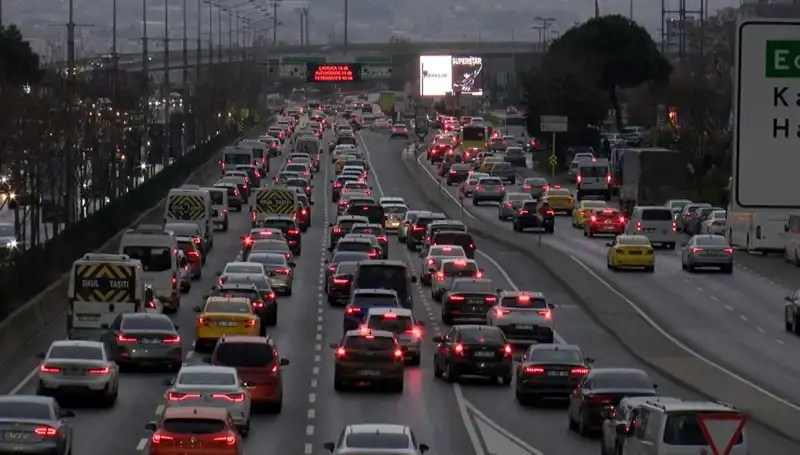 İstanbul’da Pazartesi Günleri Trafik Karmaşası: Nedenleri ve Çözüm Önerileri