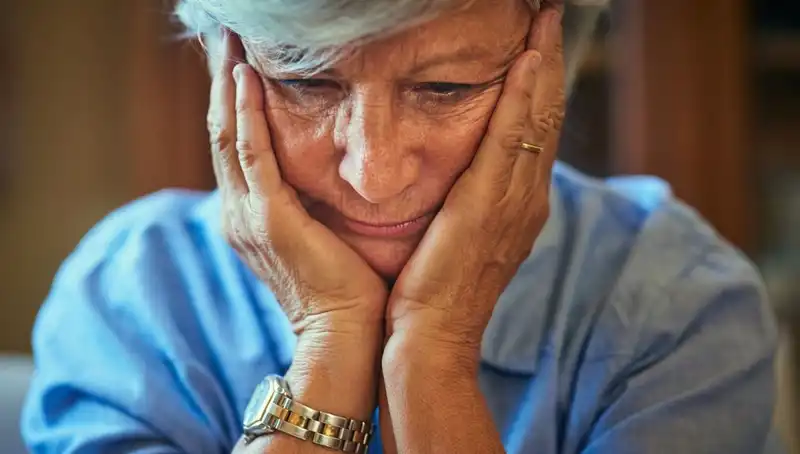 40’lı Yaşlarındaki Alzheimer Hastalığı: Erken Belirtileri Stresle Yanlış Anlamak
