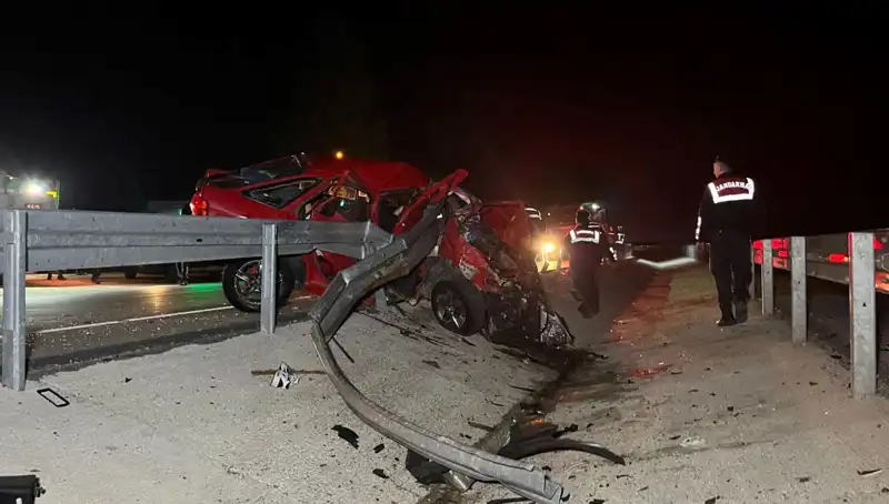 Bariyerlere Çarpan Otomobil Korkunç Bir Kazaya Sebep Oldu: 2 Can Gitti