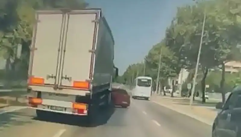Bursa’da Kör Nokta Kazası: Sürücü ve Yolcu Hayatını Kaybetti