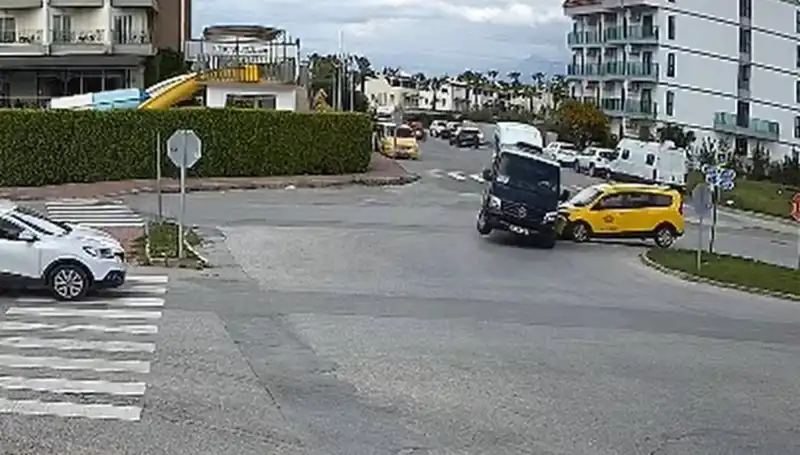 Kavşakta Gerilim Dolu Anlar: Minibüs ve Taksi Çarpıştı