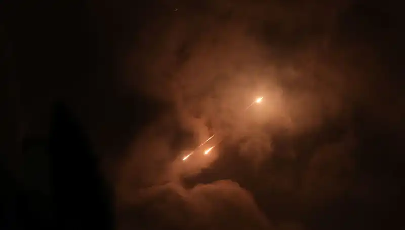 İran'ın Gece Saldırıları: Füzelerin Ateşlenme Saatleri Neden Önemli?