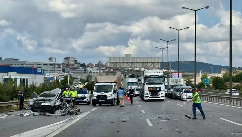Otoyolda Feci Kaza: Üç Kişi Araçta Sıkıştı, Trafik Kilitlendi