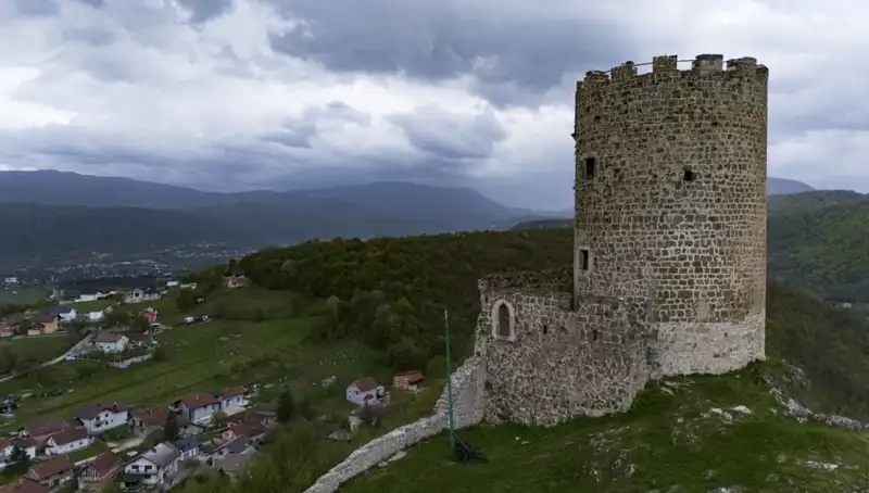 Bosna-Hersek'teki Sokolac Kalesi: Tarihin İzlerini Taşıyan Bir Hazine