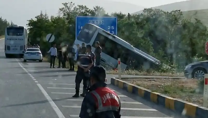 Isparta’da Tur Otobüsü ile Yolcu Otobüsü Çarpıştı: Çok Sayıda Yaralı Var