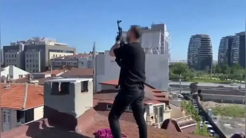 İstanbul'da İlginç Operasyon: Çatıdaki Şüphelilerden Bacadan AK-47 Çıktı