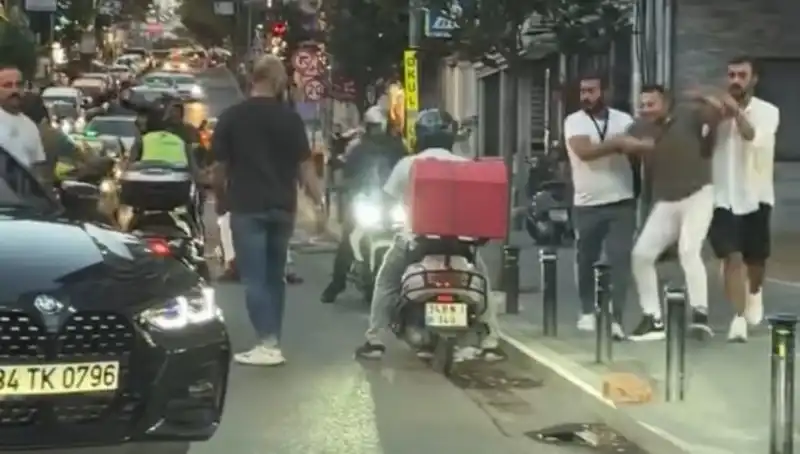 Nişantaşı'nda Yol Verme Kavgası: Kadına Sopayla Yürüyen Adamın İhaneti