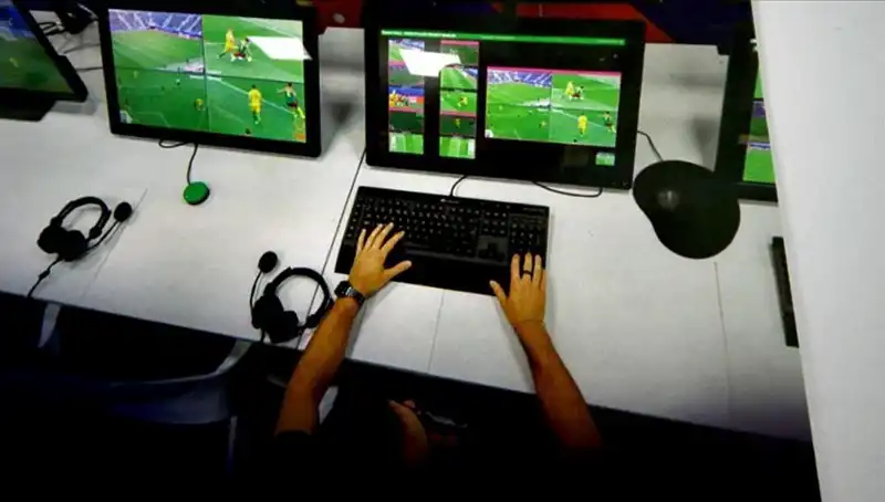İtalya Futbolunda Devrim: VAR Pozisyonları Ekranda Görüntülenecek!
