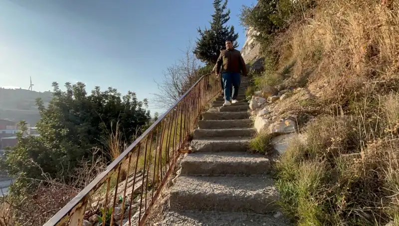 Merdiven Olmadan Yaşam: Uçurum Kıyısındaki Zorlu Hayat ve Heyecan Verici Basamaklar
