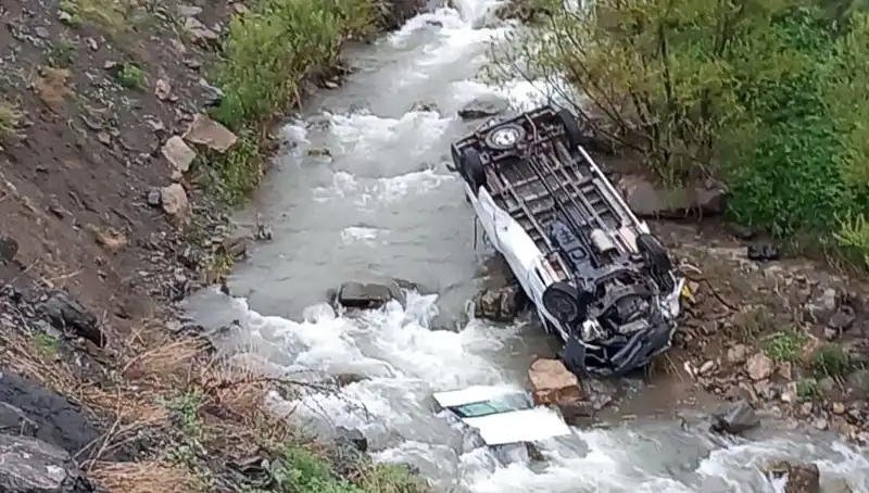 Hakkari'de Minibüs Devrildi: Derede Can Pazarıyla İlgili Tüm Ayrıntılar