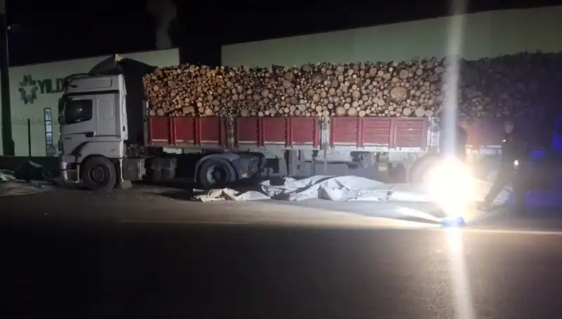 Brandayı Toplayan TIR Sürücüsüne Otomobil Çarpması: Kaza Anı