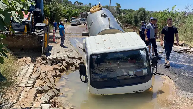 Bodrum'da Su Hattı Patladı, Tanker Çukura Düştü: Neler Oldu?