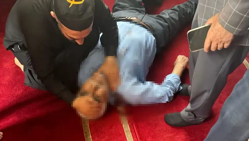 Camide Namaz Kılan Adam Bıçaklandı: Olayın Gelişimi ve Ardındaki Sebepler