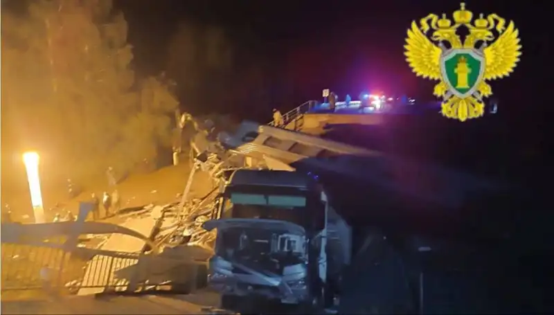 Rusya'da Köprü Çöktü: Taşınan Tren Üzerine Düştü, Can Kaybı ve Yaralılar Var