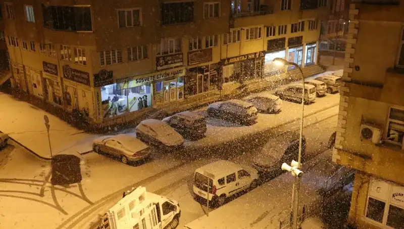 İki Mevsimin Bir Arada Yaşandığı O Gün: Kar ve Bahar!