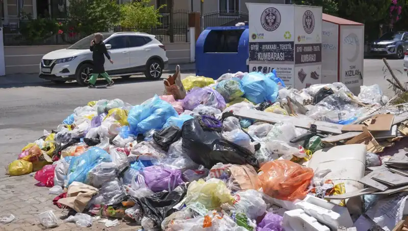 İzmir’in Sokakları Çöp Yığınlarıyla Mı Süsleniyor?