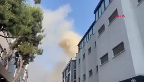 İstanbul'daki 4 Katlı İş Merkezinde Yangın: Anında Müdahale Devam Ediyor