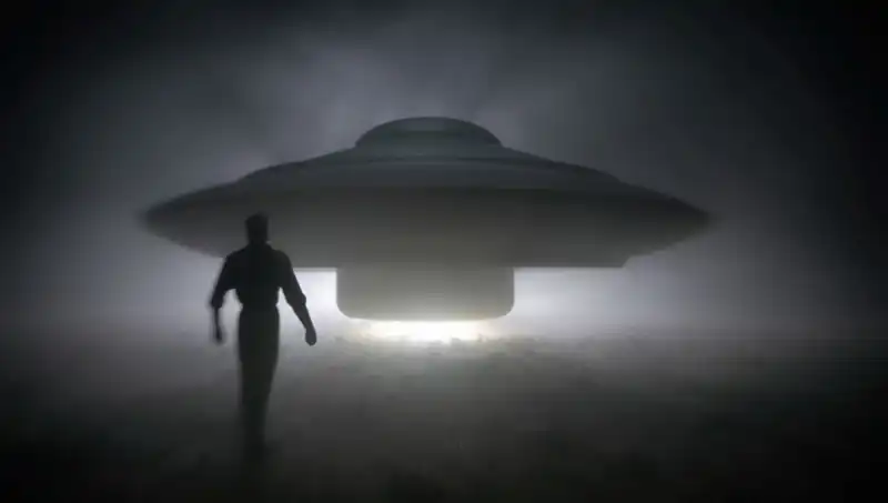 UFO Uzmanı Şok Edici Açıklamalarda Bulundu: Uzaylılar Masum İnsanları Hedef Alıyor!