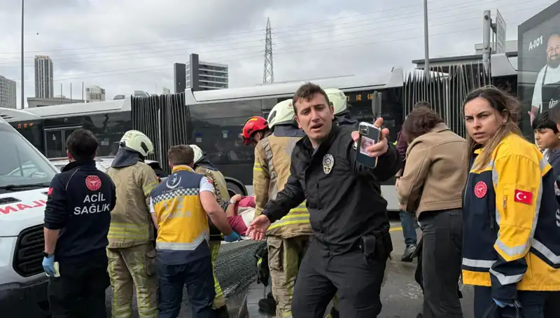 Metrobüs Kazası Sonrası İstanbul'da Seferler Durduruldu, Yaralı Sayısı Arttı