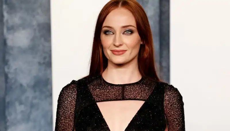 Game of Thrones’un Sophie Turner’ını Kızdıran İstenmeyen Yorumlar Neden Patlak Verdi?
